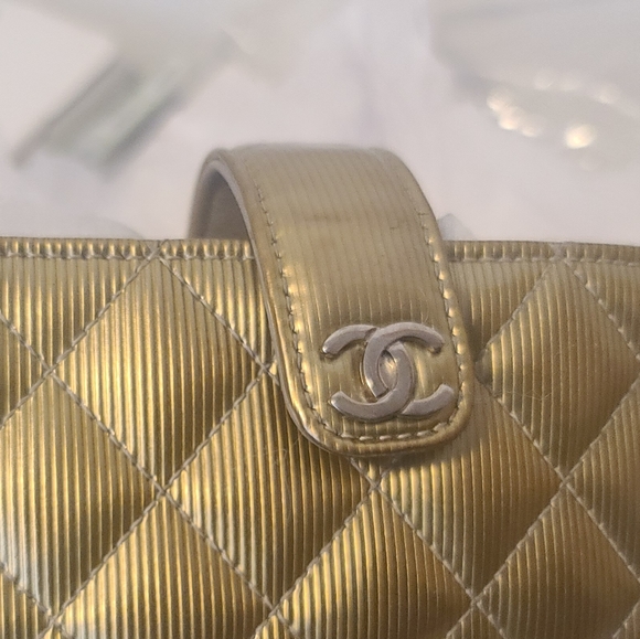 CHANEL Matelasse Golden Patent Leather Pouch - Picture 12 of 12